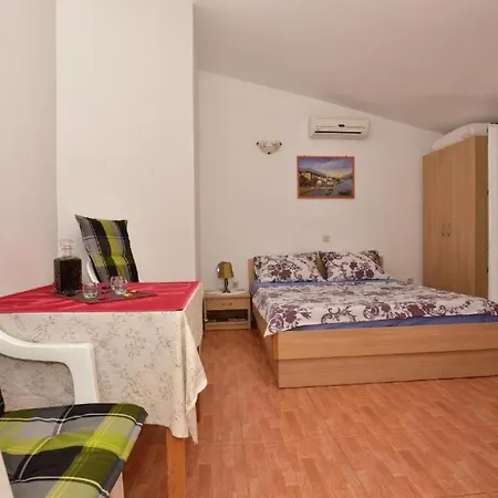 Appartamento With Parking Space - 24785 Makarska
